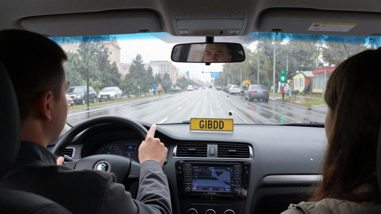 Ученик сдает экзамен за рулем автомобиля в городе, инструктор показывает на дорогу.