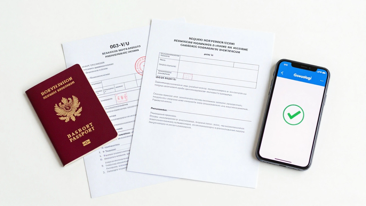 Набор документов для замены прав: паспорт, медсправка и телефон с Госуслугами