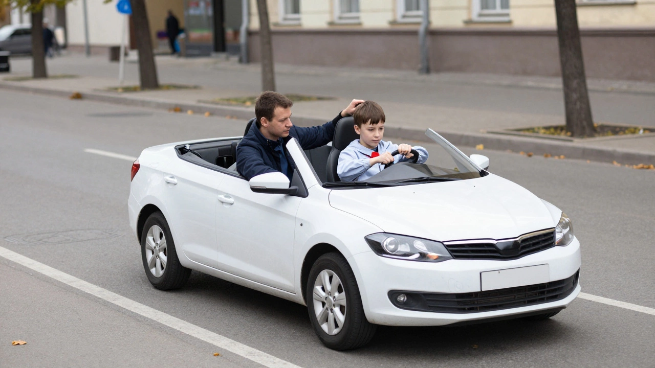 Учебный автомобиль с инструктором и студентом на практике в городе