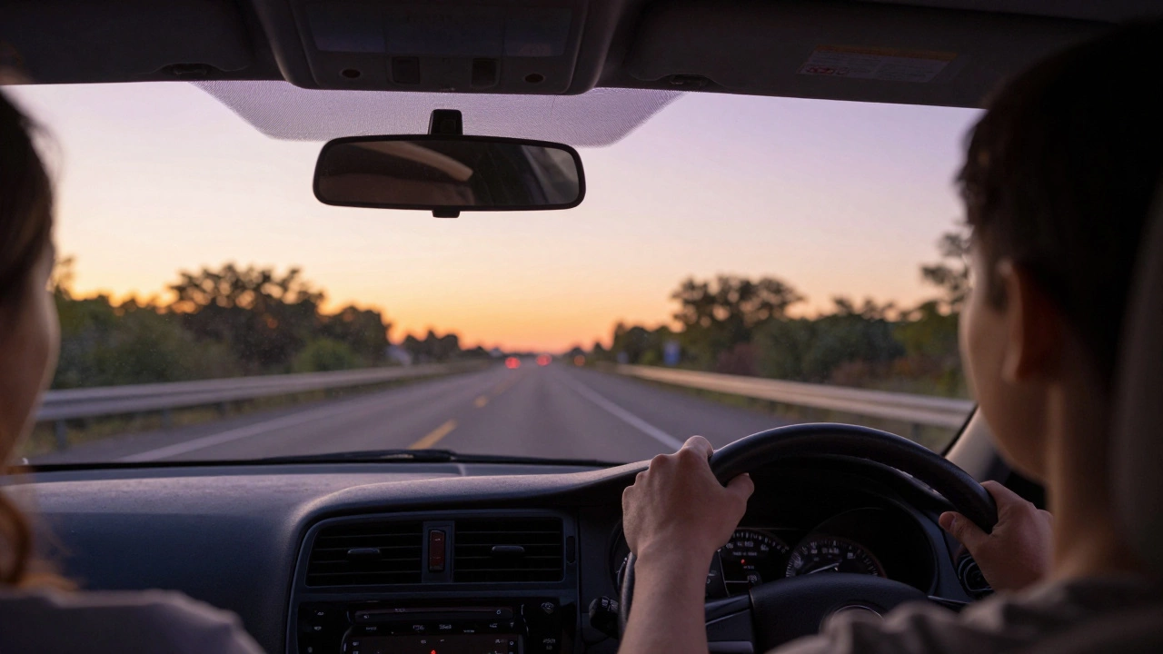 Вид из салона автомобиля на дорогу в Нью-Йорке в лучах закатного солнца